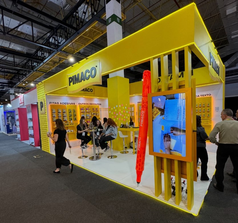 Estande amarelo produzido pela Cenocraft